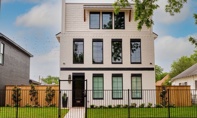 Brazos House | The Fitzgerald- Closest to the Silos and near Baylor