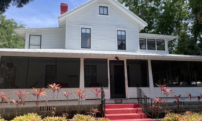 Mount Dora House | The Flowers House - Downtown Historic Home in the Heart of Mount Dora