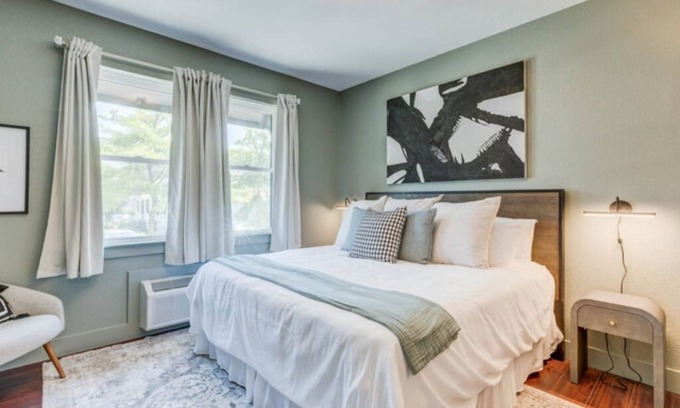 Historic Downtown Manteo Hotel | The Fly South - Room