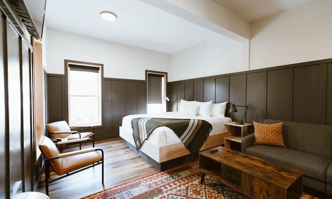 Rossland Hotel | The Flying Steamshovel Inn