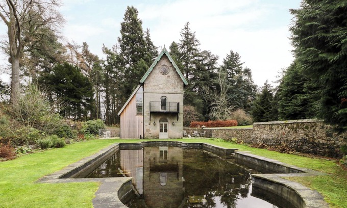 Belford Cottage | THE FOLLY, romantic, with a garden in Belford
