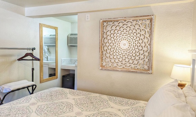 Manitou Springs Hotel | The Fountain Creek Inn of Downtown Manitou Springs [#105]