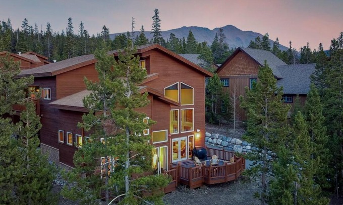 Woodmoor House | The Fox Den: Private Hot Tub & WOW Views of Ten Mile Range! Shuttle Access!