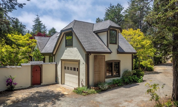 Mendocino Apartment | The Fox Den - Welcoming Studio with WiFi in charming Mendocino