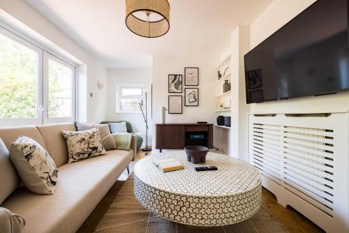 Hammersmith and Fulham Apartment | The Fulham Bolthole - Beckoning 2BDR Flat with Garden