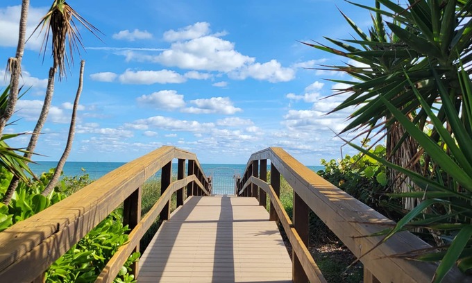 Central Beach Condo | The Gables of Vero Beach - Ocean Front Condo 2/2 Vero Beach In Town 4th Floor