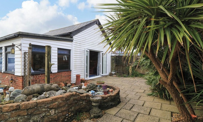 East Wittering Cottage | THE GAMES ROOM, pet friendly, with a garden in Bracklesham Bay