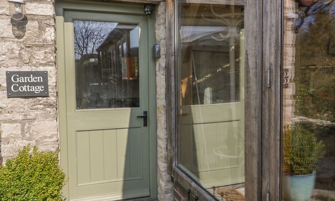 Upwey Cabin | THE GARDEN COTTAGE, romantic, with a garden in Upwey, Ref 943806
