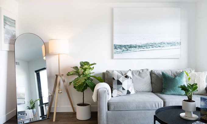 Downtown Kelowna Condo | The Garden Oasis Downtown Kelowna Condo w Pkg and AC