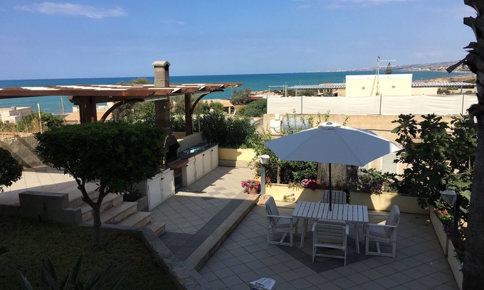 Cava dʼAliga Villa | The garden on the sea - Villa with garden a few meters from the sea