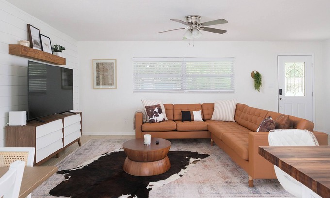 Springtree House | The Gator Getaway - Sleeps 10/Huge Backyard