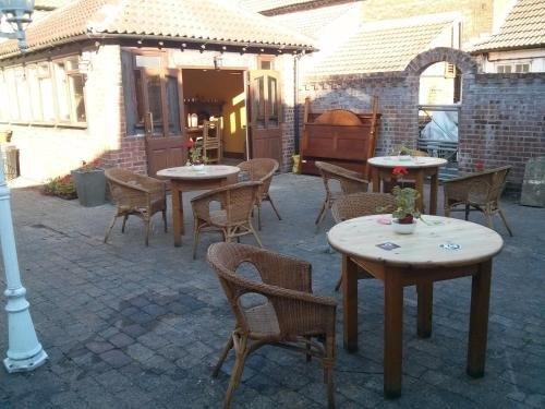 Croxton Kerrial Hotel | The Geese and Fountain