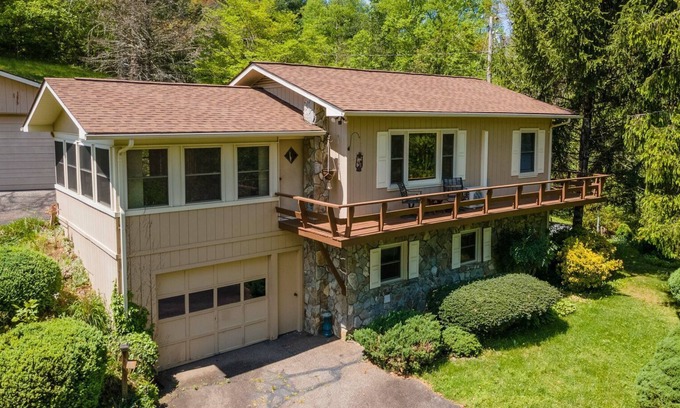 Sylva House | The Gerhart Getaway - An adorable, cozy mountain home that's private yet close to town!