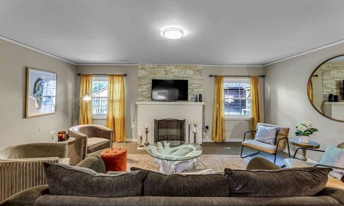 Winston - Salem House | THE GIANT! Downtown! Sleeps 16! 7 bd/4 Ba -10 beds