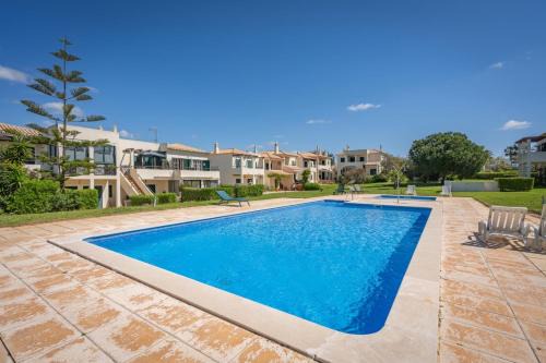 Silves Apartment | The Golden Breeze – Beachside Pool & BBQ Escape