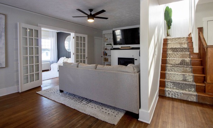 Midtown House | The Golden Getaway! Near Zoo, CHI Event center, TD Ameritrade and Nightlife!