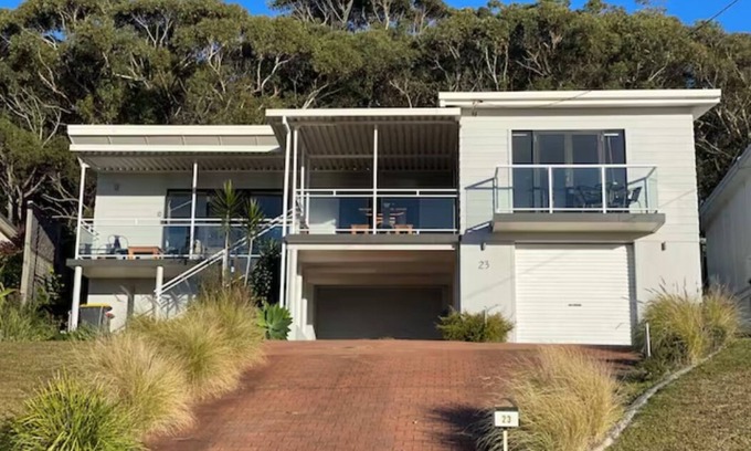Hyams Beach House | The Golden Retreat @ Hyams Beach - Pet Friendly, Linen & Wifi Provided