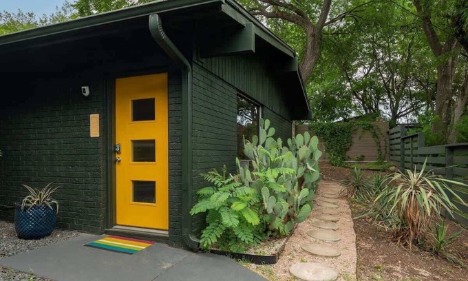 South River City House | The Goldie | Stylish SoCo Pet-Friendly Stay