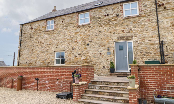 Witton Gilbert Cottage | THE GRANARY, pet friendly, with hot tub in Durham