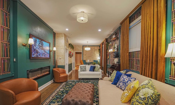 North Center Apartment | The Grand Vic: Large 5BD/3BA Home +Garagen
