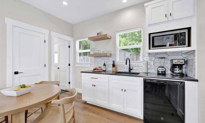 Fredericksburg Cottage | The Grove-c With Hot Tub - Walk to Main Street
