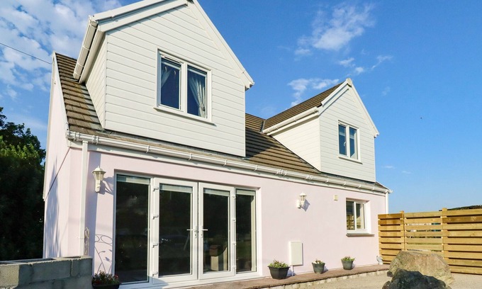 Camborne House | THE GROVE, family friendly, with a garden in Camborne