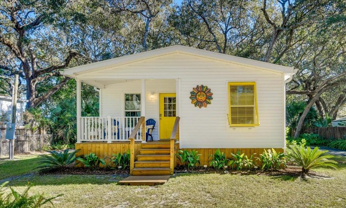 Palm Coast House | The Hammock Cottage with Fire Pit Less Than 1 Mi to Beach!