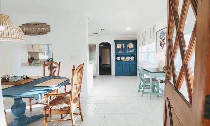 Mount Dora House | The Happy Hour Cottage - Walk to Downtown!