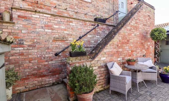 Burgh le Marsh Cottage | THE HAYLOFT, with a garden in Burgh Le Marsh