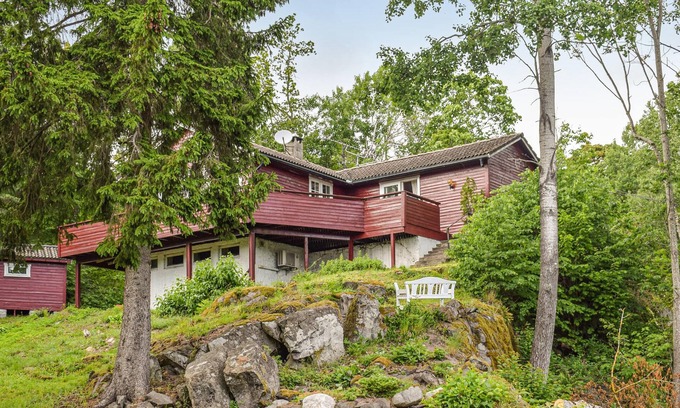 Horten House | The hidden house in the forest- built on rocks, with large terrace and view of the lake.