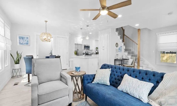 Northeast Virginia Beach Hotel | The Hideaway: 2 Bedroom 2.5 Bath, blocks to ocean.