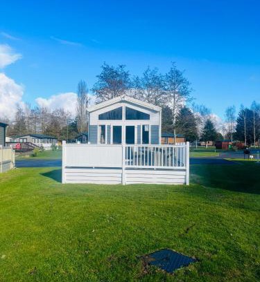 Allerthorpe House | The Hideaway Lodge with Hot Tub
