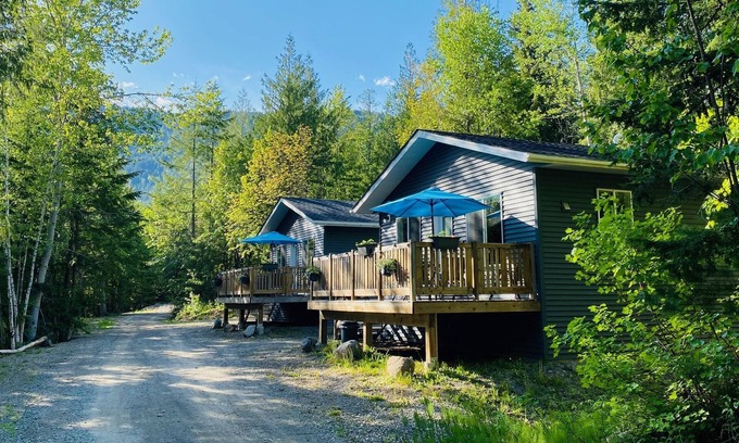 Magna bay Cabin | The Hideout | Cabins at Crowfoot Mtn - Mountain views with Hot tub