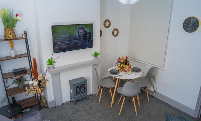 Northampton Apartment | The Highfield Villa, 5 bedrooms, Northampton Centre, Sleeps 10