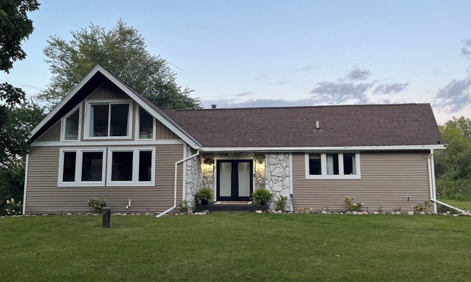 Plymouth House | The Hillside Cottage- 2 min Walk to Road America!