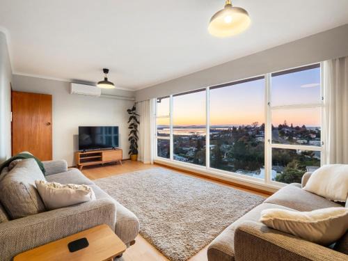 Tauranga House | The Hilltop Hideaway