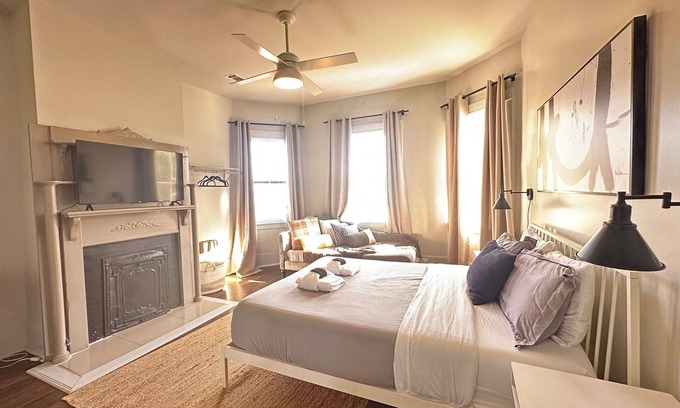 Thomas Square House | The Historic Darling House + Hot tub in Downtown Savannah! Great for Groups!