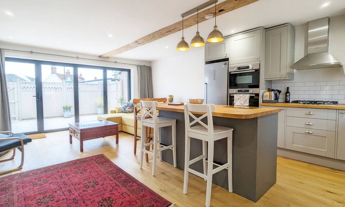 Emsworth Cottage | The Hive - a cottage that sleeps 4 guests in 2 bedrooms