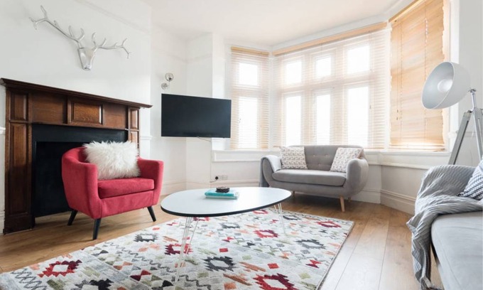 Upper Town House | The Hive House - Large Light-Flooded 6BDR Townhouse