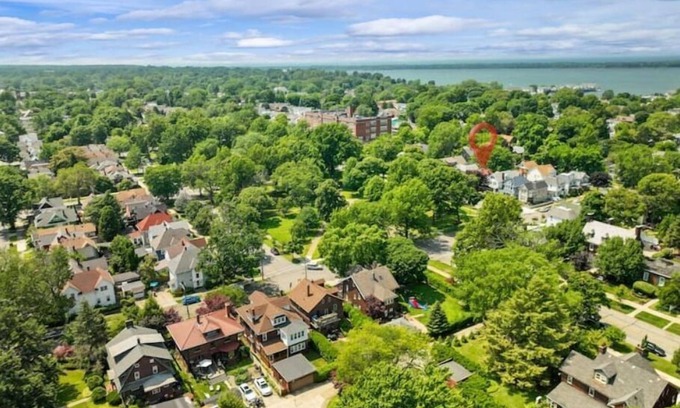 Erie House | The House on Park: 4 Bedroom/2 Bath Family-Friendly Home in the heart of Erie!