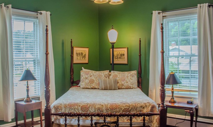 Clinton Apartment | The Ilex Room - Private studio w/Ensuite Bath in Historic Downtown Home