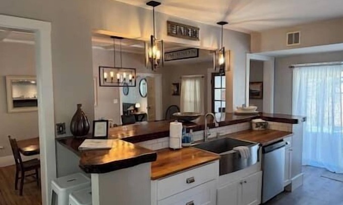 Jackson House | The Jackson House, Fireplaces, Pub, Hot Tub, Games
