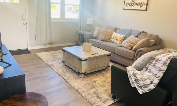 Ontario House | The Juli House - Home Away From Home!