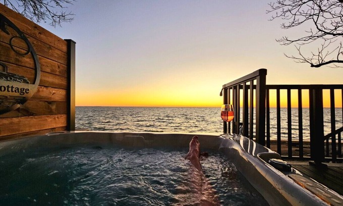 Leamington Cottage | The Julia Kennedy Beach House with Hot tub