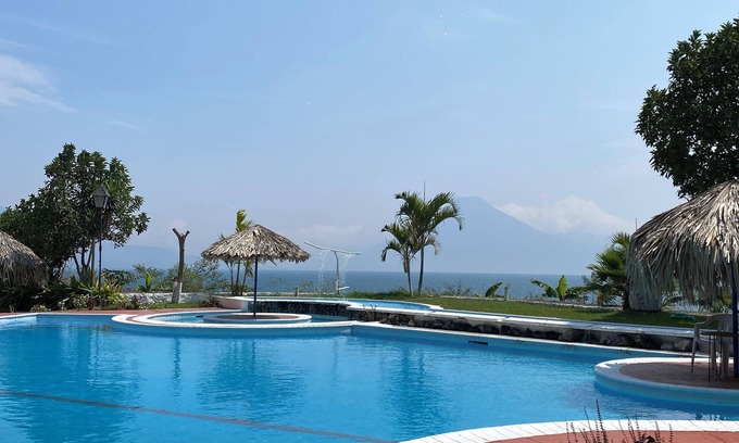 Panajachel Resort | The Lakefront Panajachel by Tzanjuyu