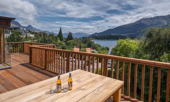 Kelvin Heights Ski Chalet | The Lakehouse - Alpine bliss a hop, skip and jump from the lake.