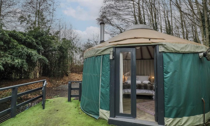 Beckford Cottage | THE LAKESIDE YURT, pet friendly, with hot tub in Beckford