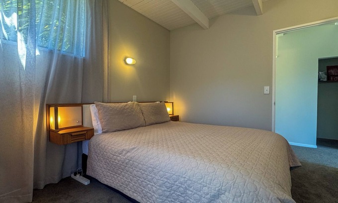 Queenstown Ski Chalet | THE LAKEVIEW HOMEnAmazing viewsnClose to town, airport, lake and ski fields.