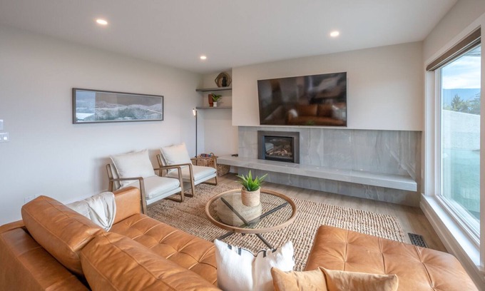 Okanagan-Similkameen House | The Lakeview House - Gorgeous Summerland Home with Pool, Hot Tub & Views!
