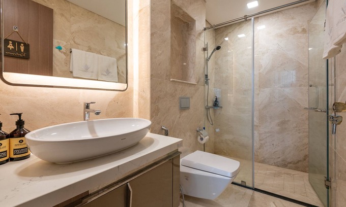 Hang Xanh Apartment | The Landmark 81 1BR Apartment Style Royal